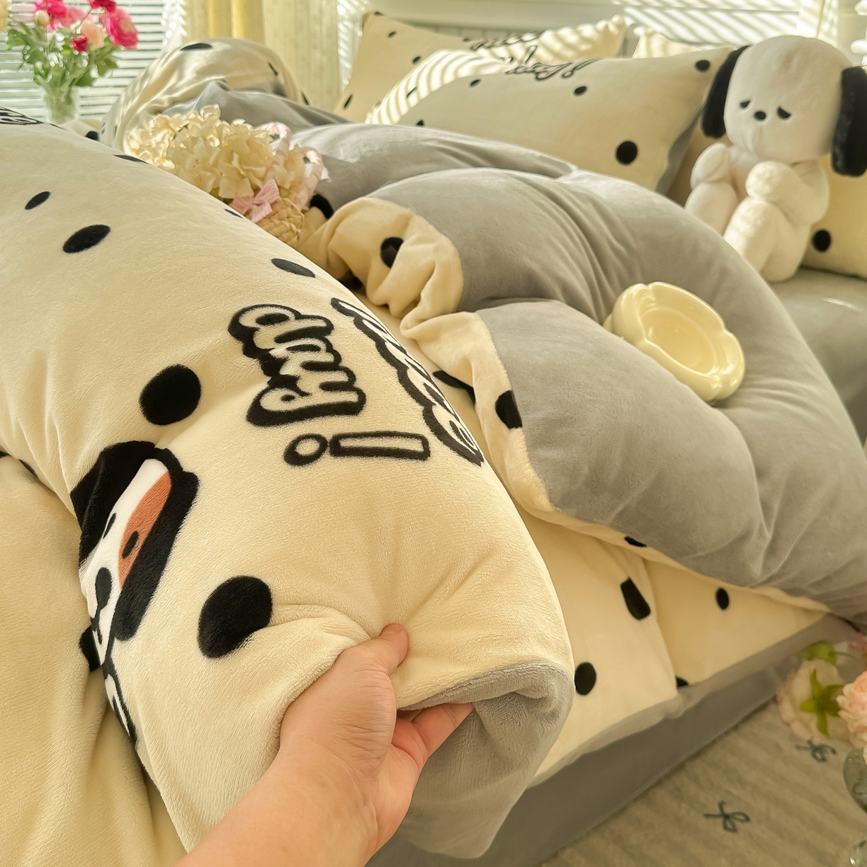 91家纺网 家纺一手货源 找家纺 韩巢家纺 2025新款高克重印花牛奶绒床品四件套 波点狗