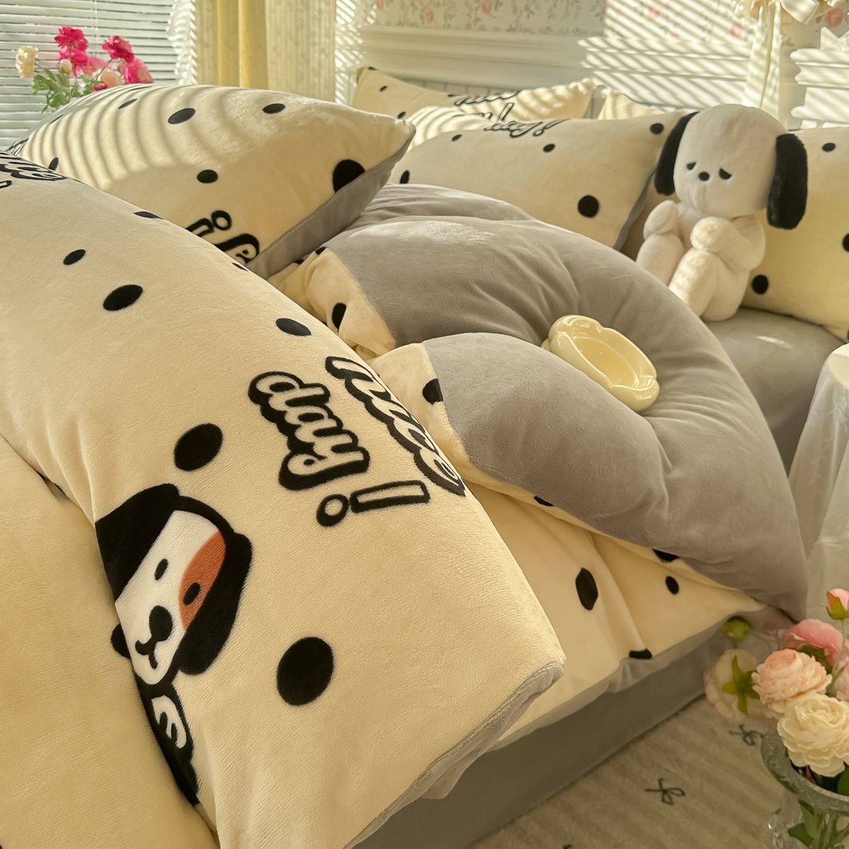 91家纺网 家纺一手货源 找家纺 韩巢家纺 2025新款高克重印花牛奶绒床品四件套 波点狗