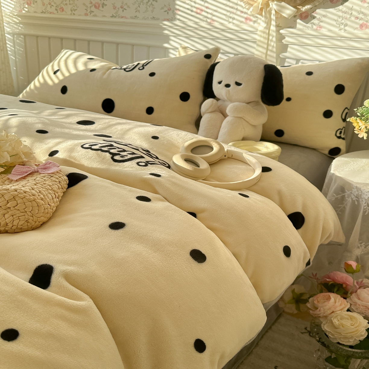 91家纺网 家纺一手货源 找家纺 韩巢家纺 2025新款高克重印花牛奶绒床品四件套 波点狗