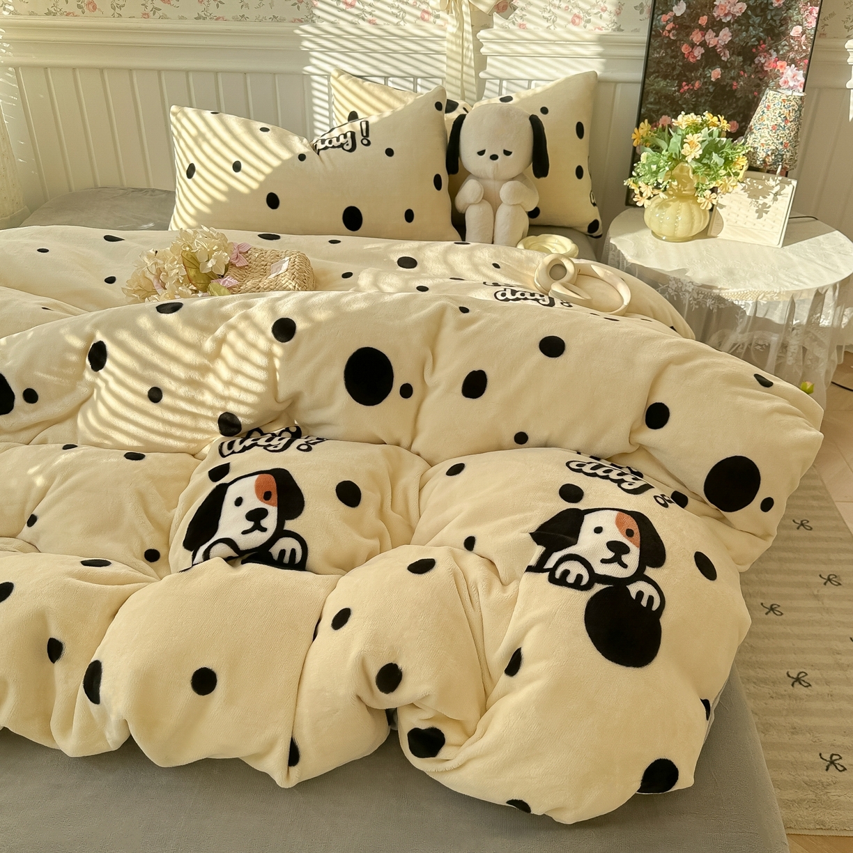 91家纺网 家纺一手货源 找家纺 韩巢家纺 2025新款高克重印花牛奶绒床品四件套 波点狗