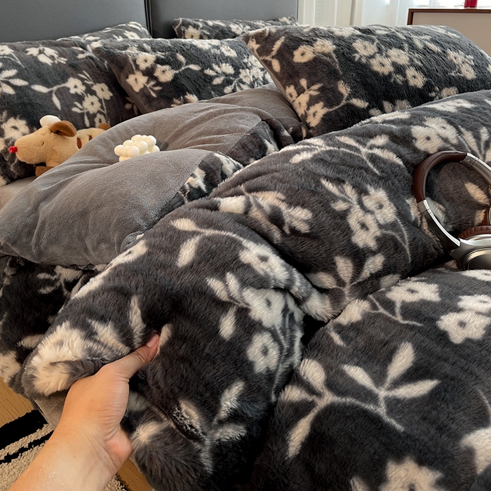 91家纺网 家纺一手货源 找家纺 金梦拉 2025直播爆款A类加厚兔绒印花系列四件套 花影灰