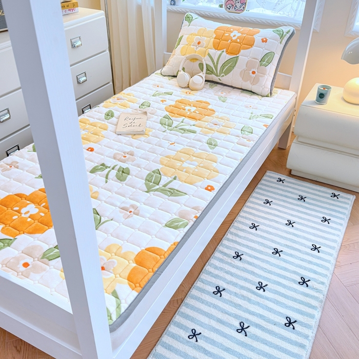 91家纺网 家纺一手货源 找家纺 雅萱家纺 2025新款牛奶绒夹棉印花床垫学生图 绒床垫-花暖香风黄色