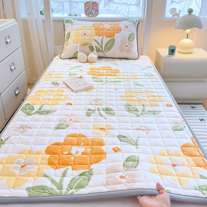 91家纺网 家纺一手货源 找家纺 雅萱家纺 2025新款牛奶绒夹棉印花床垫学生图 绒床垫-花暖香风黄色