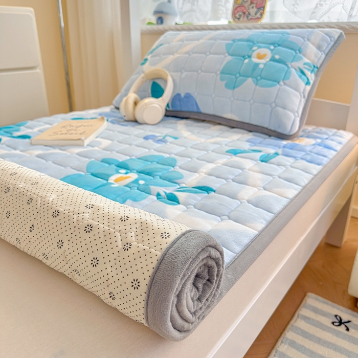 91家纺网 家纺一手货源 找家纺 雅萱家纺 2025新款牛奶绒夹棉印花床垫学生图 绒床垫-花簇甜憩蓝色