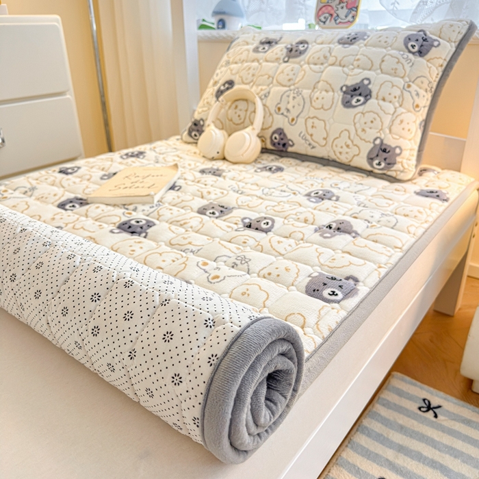 91家纺网 家纺一手货源 找家纺 雅萱家纺 2025新款牛奶绒夹棉印花床垫学生图 绒床垫-可爱熊