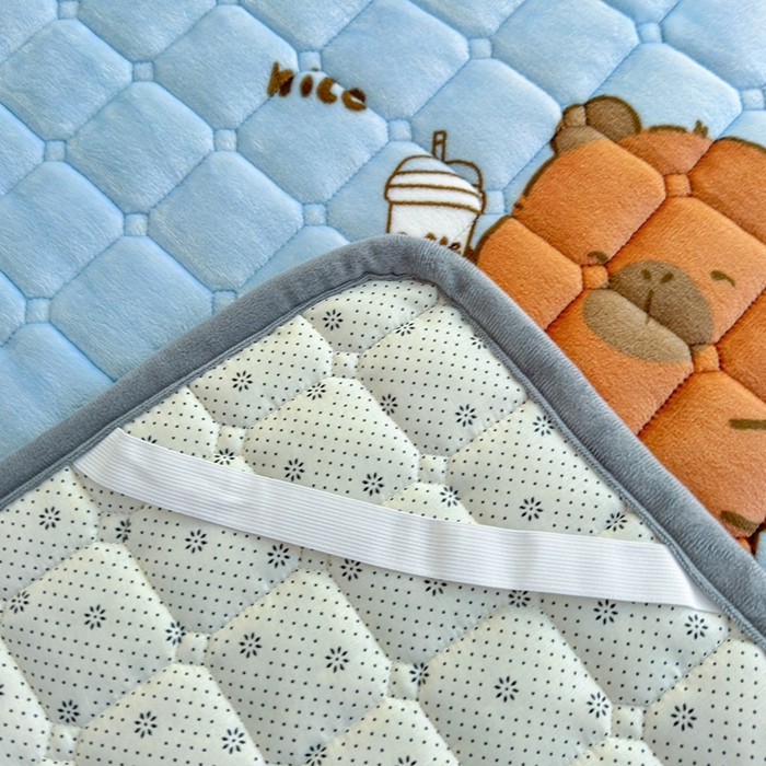 91家纺网 家纺一手货源 找家纺 雅萱家纺 2025新款牛奶绒夹棉印花床垫学生图 绒床垫-奶茶屯屯蓝色