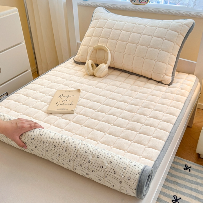 91家纺网 家纺一手货源 找家纺 雅萱家纺 2025新款牛奶绒夹棉印花床垫学生图 绒床垫-米白