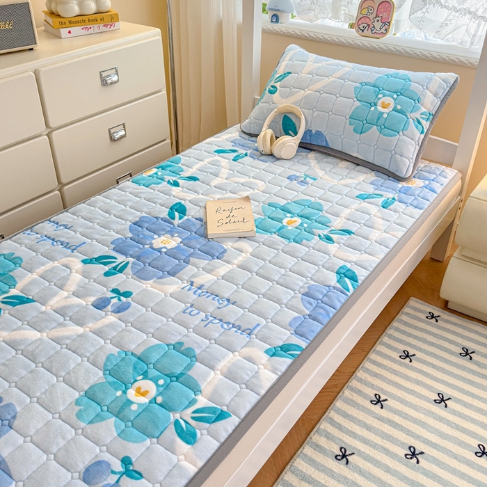 91家纺网 家纺一手货源 找家纺 雅萱家纺 2025新款牛奶绒夹棉印花床垫学生图 绒床垫-花簇甜憩蓝色