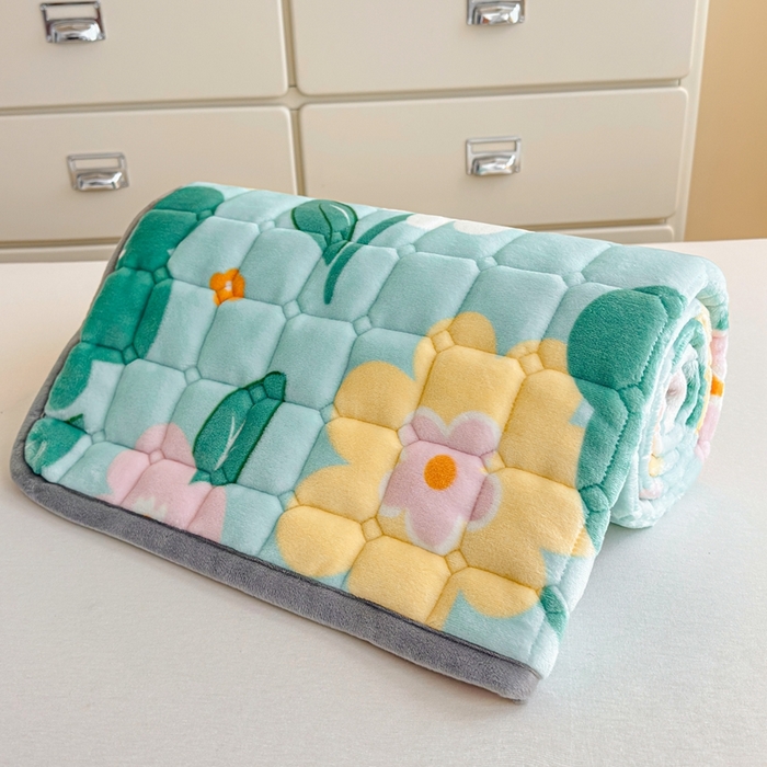 91家纺网 家纺一手货源 找家纺 雅萱家纺 2025新款牛奶绒夹棉印花床垫学生图 绒床垫-花暖香风绿色