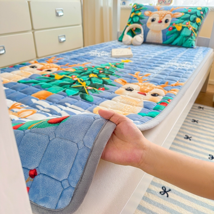 91家纺网 家纺一手货源 找家纺 雅萱家纺 2025新款牛奶绒夹棉印花床垫学生图 绒床垫-圣诞小鹿蓝色