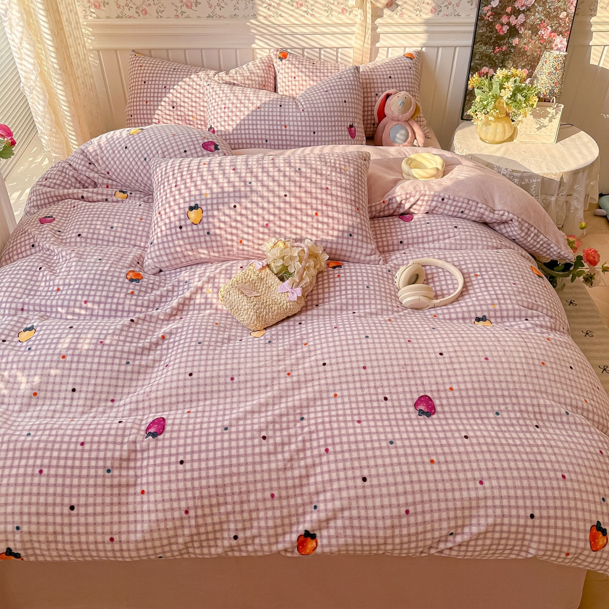 91家纺网 家纺一手货源 找家纺 韩巢家纺 2025新款高克重印花牛奶绒床品四件套 彩色草莓