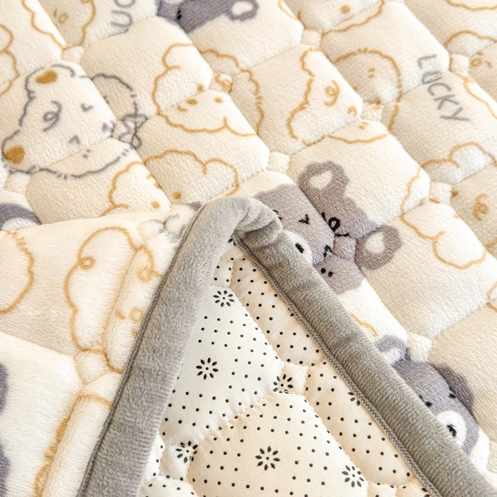 91家纺网 家纺一手货源 找家纺 雅萱家纺 2025新款牛奶绒夹棉印花床垫学生图 绒床垫-可爱熊