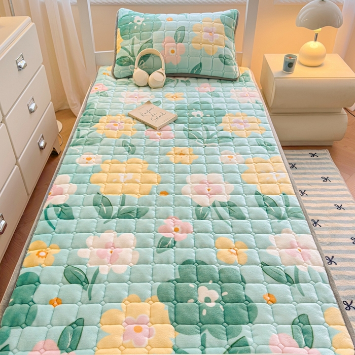 91家纺网 家纺一手货源 找家纺 雅萱家纺 2025新款牛奶绒夹棉印花床垫学生图 绒床垫-花暖香风绿色