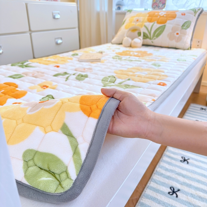 91家纺网 家纺一手货源 找家纺 雅萱家纺 2025新款牛奶绒夹棉印花床垫学生图 绒床垫-花暖香风黄色