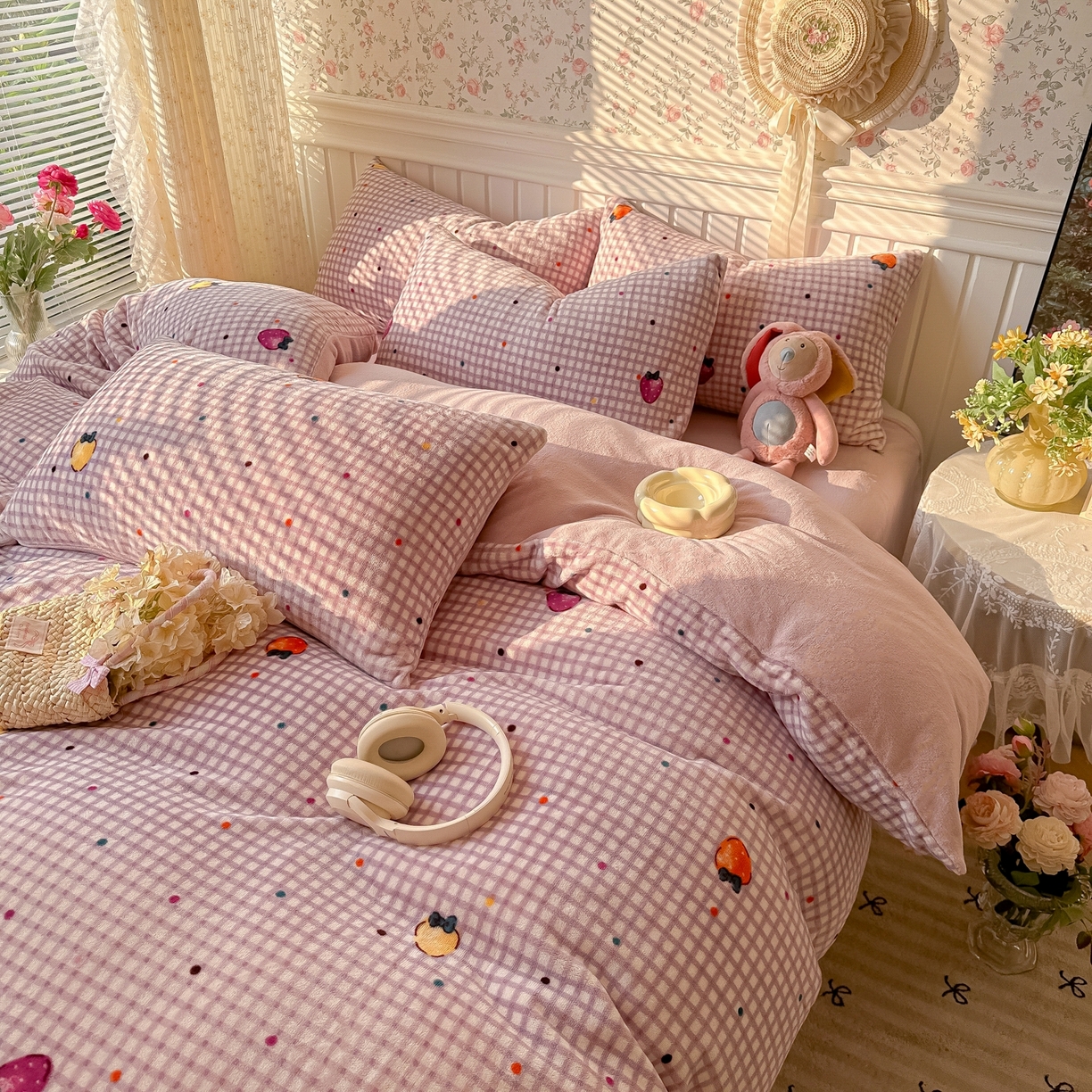 91家纺网 家纺一手货源 找家纺 韩巢家纺 2025新款高克重印花牛奶绒床品四件套 彩色草莓