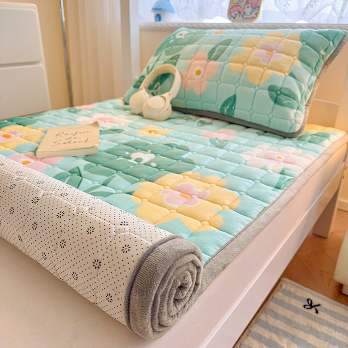 91家纺网 家纺一手货源 找家纺 雅萱家纺 2025新款牛奶绒夹棉印花床垫学生图 绒床垫-花暖香风绿色