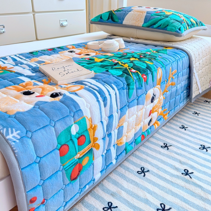 91家纺网 家纺一手货源 找家纺 雅萱家纺 2025新款牛奶绒夹棉印花床垫学生图 绒床垫-圣诞小鹿蓝色