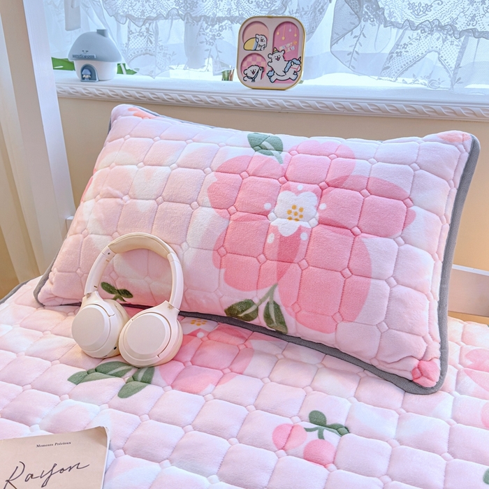 91家纺网 家纺一手货源 找家纺 雅萱家纺 2025新款牛奶绒夹棉印花床垫学生图 绒床垫-花簇甜憩粉色