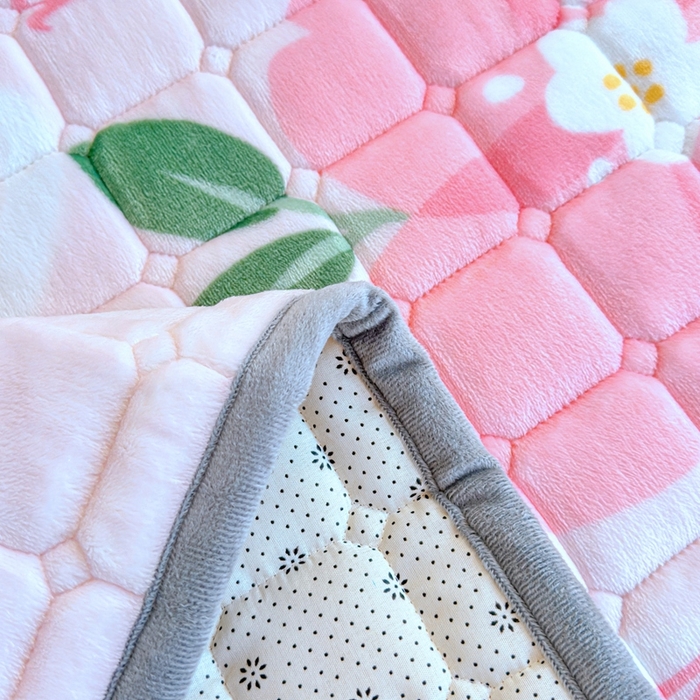 91家纺网 家纺一手货源 找家纺 雅萱家纺 2025新款牛奶绒夹棉印花床垫学生图 绒床垫-花簇甜憩粉色