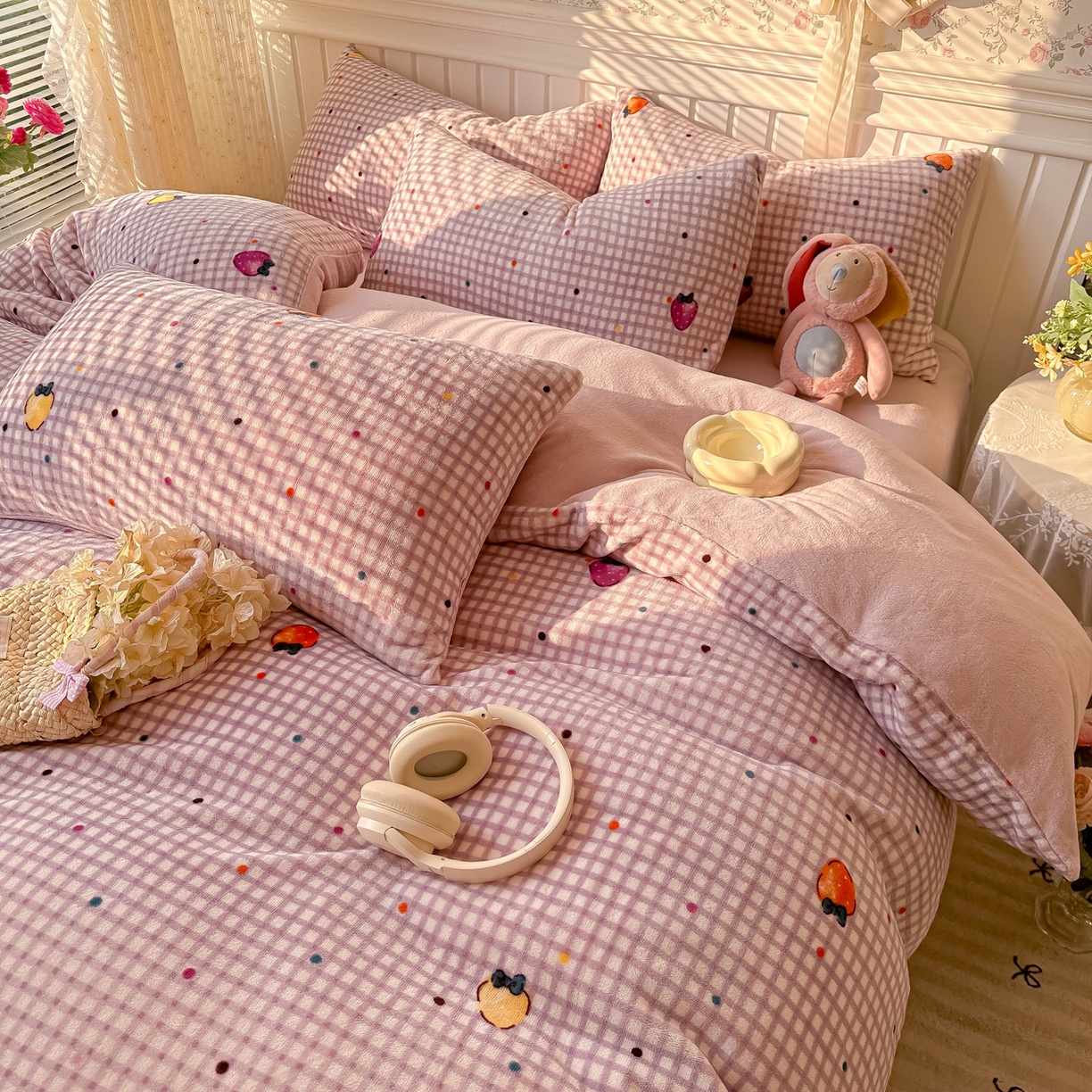 91家纺网 家纺一手货源 找家纺 韩巢家纺 2025新款高克重印花牛奶绒床品四件套 彩色草莓