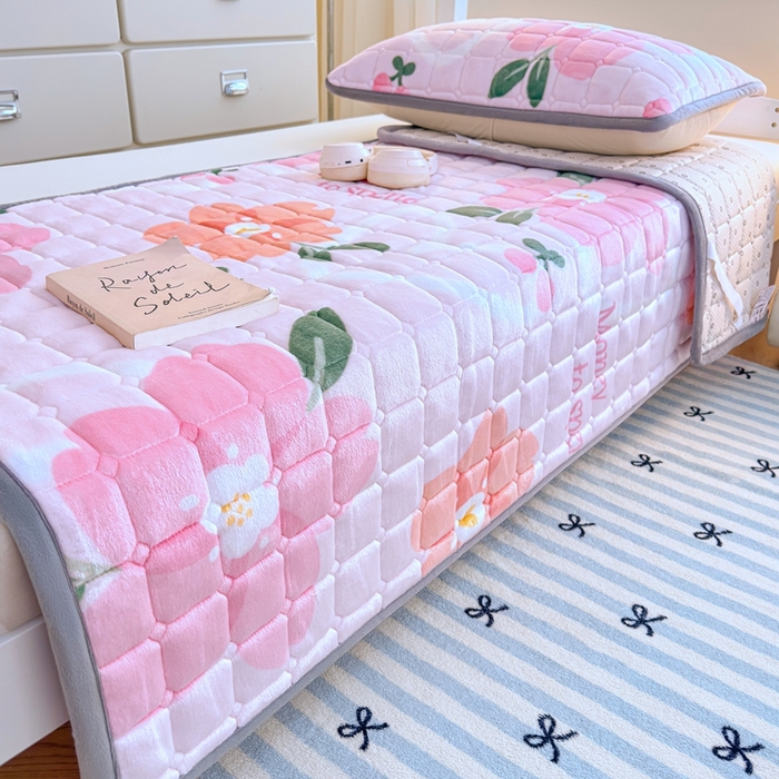 91家纺网 家纺一手货源 找家纺 雅萱家纺 2025新款牛奶绒夹棉印花床垫学生图 绒床垫-花簇甜憩粉色