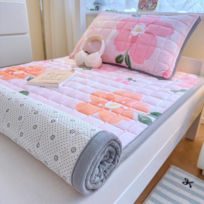 91家纺网 家纺一手货源 找家纺 雅萱家纺 2025新款牛奶绒夹棉印花床垫学生图 绒床垫-花簇甜憩粉色
