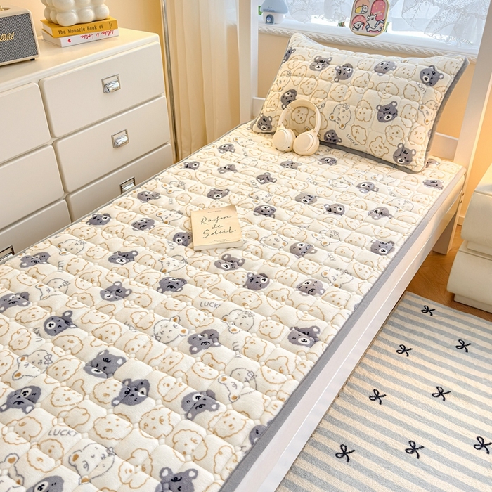 91家纺网 家纺一手货源 找家纺 雅萱家纺 2025新款牛奶绒夹棉印花床垫学生图 绒床垫-可爱熊