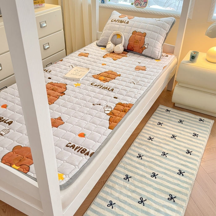 91家纺网 家纺一手货源 找家纺 雅萱家纺 2025新款牛奶绒夹棉印花床垫学生图 绒床垫-奶茶屯屯灰