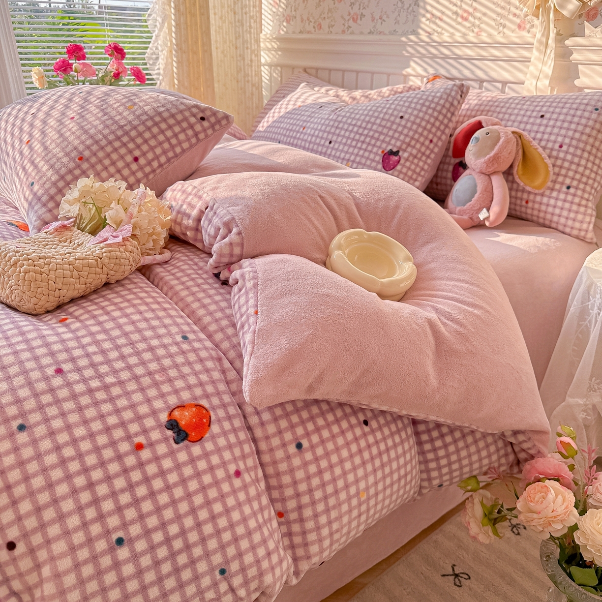 91家纺网 家纺一手货源 找家纺 韩巢家纺 2025新款高克重印花牛奶绒床品四件套 彩色草莓