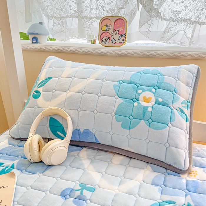 91家纺网 家纺一手货源 找家纺 雅萱家纺 2025新款牛奶绒夹棉印花床垫学生图 绒床垫-花簇甜憩蓝色