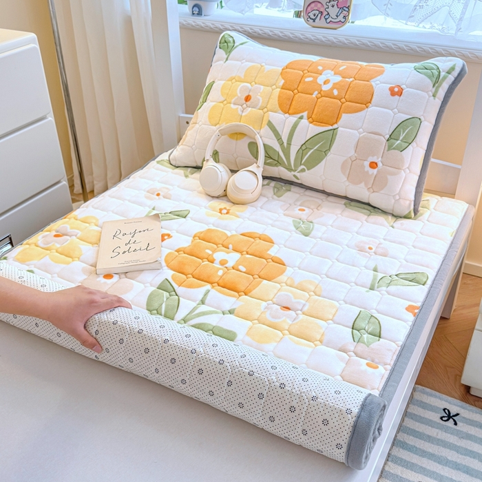 91家纺网 家纺一手货源 找家纺 雅萱家纺 2025新款牛奶绒夹棉印花床垫学生图 绒床垫-花暖香风黄色