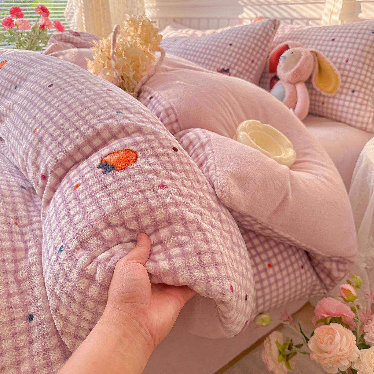 91家纺网 家纺一手货源 找家纺 韩巢家纺 2025新款高克重印花牛奶绒床品四件套 彩色草莓