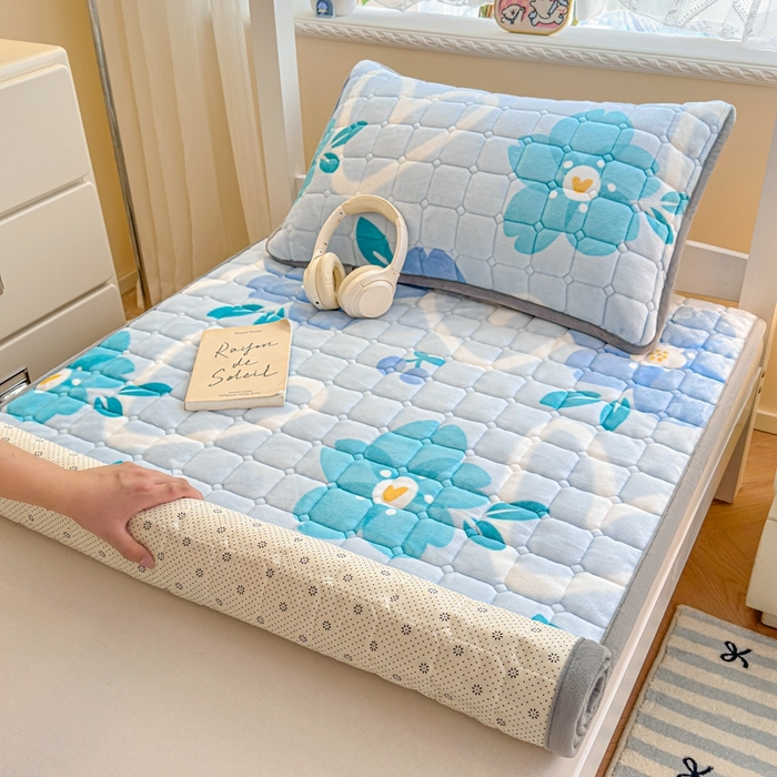 91家纺网 家纺一手货源 找家纺 雅萱家纺 2025新款牛奶绒夹棉印花床垫学生图 绒床垫-花簇甜憩蓝色