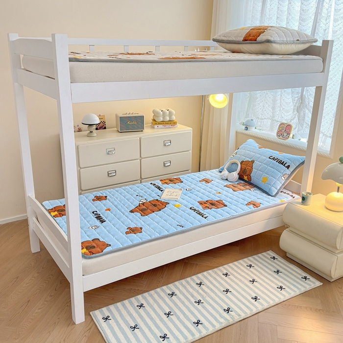 91家纺网 家纺一手货源 找家纺 雅萱家纺 2025新款牛奶绒夹棉印花床垫学生图 绒床垫-奶茶屯屯蓝色