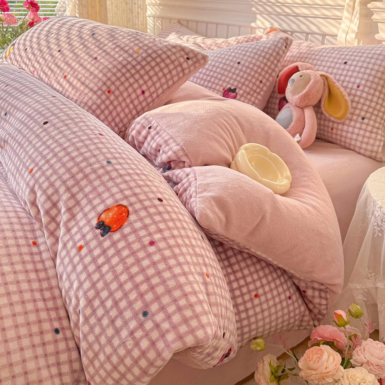 91家纺网 家纺一手货源 找家纺 韩巢家纺 2025新款高克重印花牛奶绒床品四件套 彩色草莓