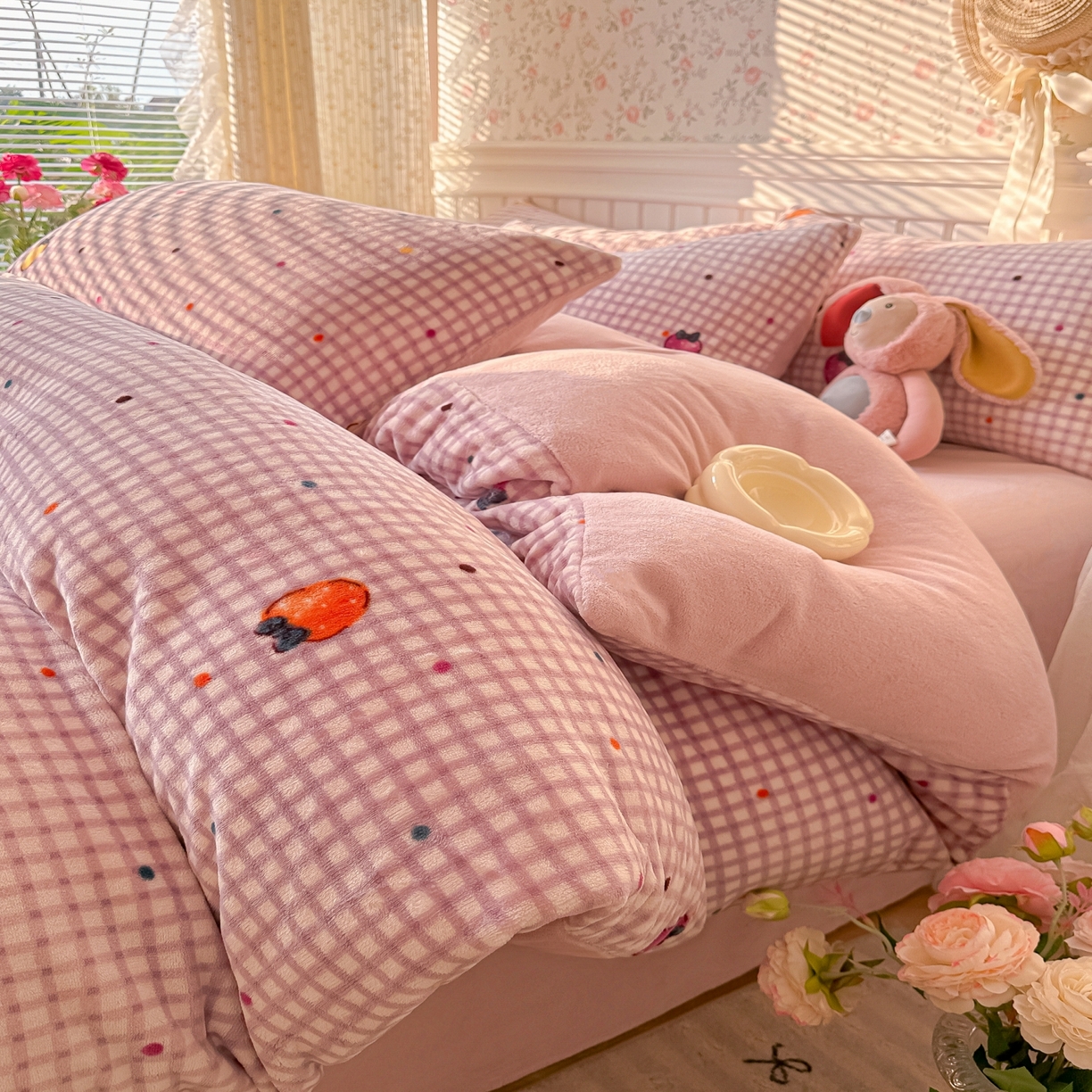 91家纺网 家纺一手货源 找家纺 韩巢家纺 2025新款高克重印花牛奶绒床品四件套 彩色草莓