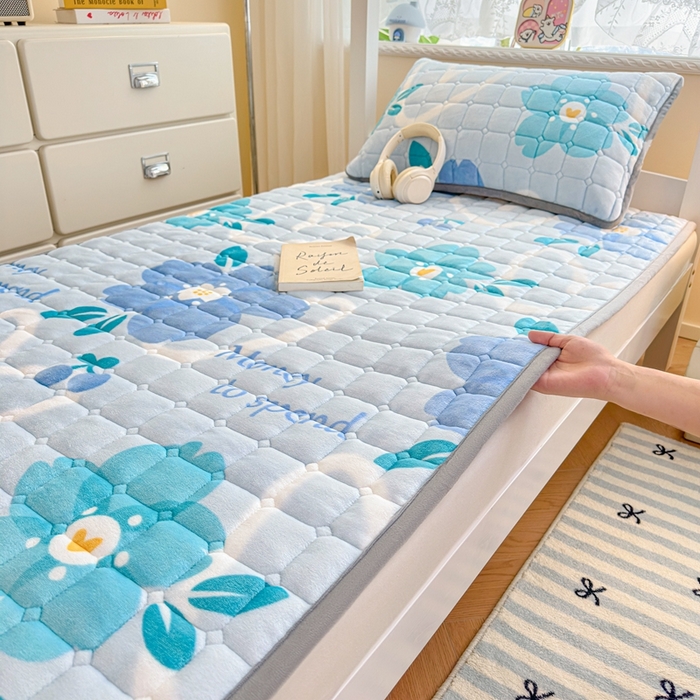 雅萱家纺 2025新款牛奶绒夹棉印花床垫学生图 绒床垫-花簇甜憩蓝色