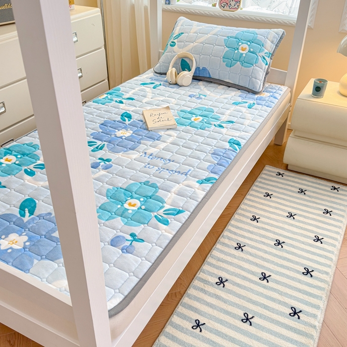 91家纺网 家纺一手货源 找家纺 雅萱家纺 2025新款牛奶绒夹棉印花床垫学生图 绒床垫-花簇甜憩蓝色