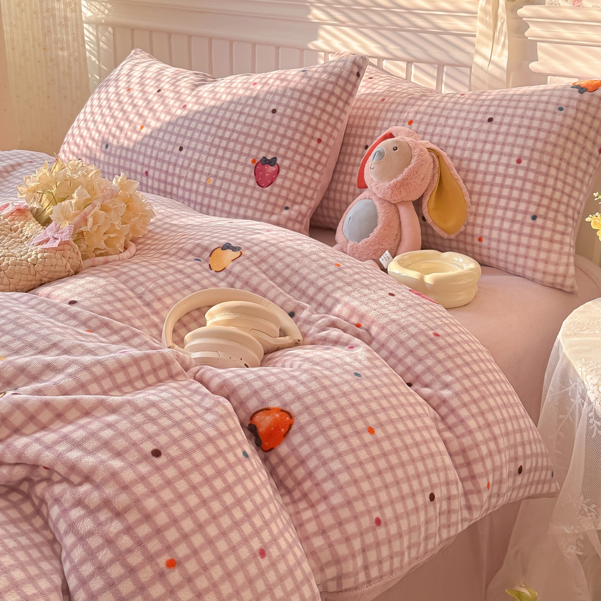 91家纺网 家纺一手货源 找家纺 韩巢家纺 2025新款高克重印花牛奶绒床品四件套 彩色草莓