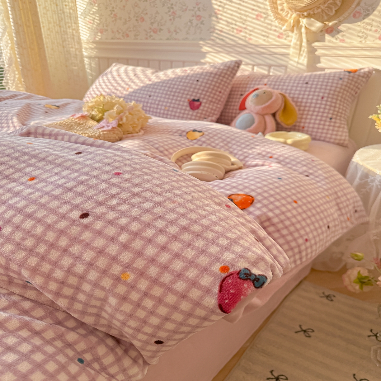 91家纺网 家纺一手货源 找家纺 韩巢家纺 2025新款高克重印花牛奶绒床品四件套 彩色草莓