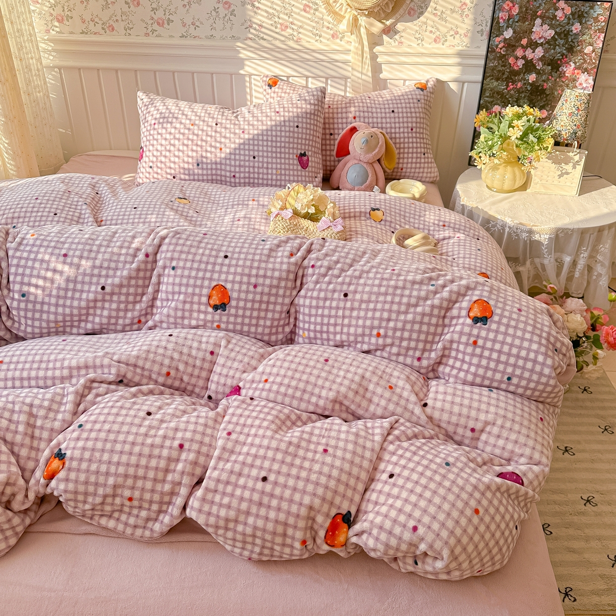 91家纺网 家纺一手货源 找家纺 韩巢家纺 2025新款高克重印花牛奶绒床品四件套 彩色草莓