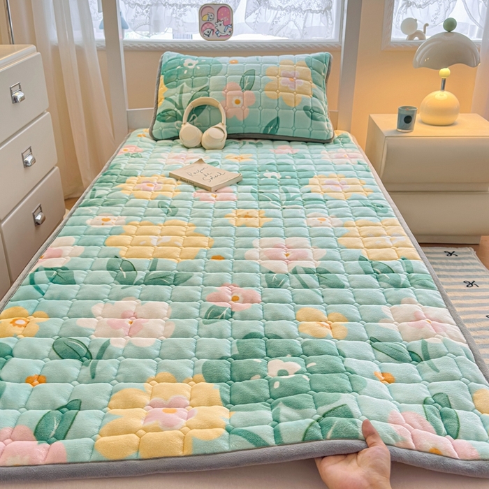 91家纺网 家纺一手货源 找家纺 雅萱家纺 2025新款牛奶绒夹棉印花床垫学生图 绒床垫-花暖香风绿色