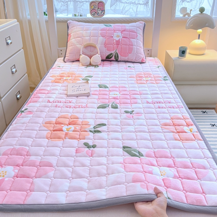91家纺网 家纺一手货源 找家纺 雅萱家纺 2025新款牛奶绒夹棉印花床垫学生图 绒床垫-花簇甜憩粉色