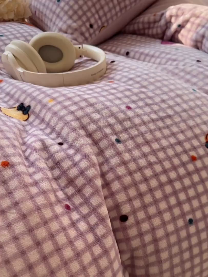 91家纺网 家纺一手货源 找家纺 韩巢家纺 2025新款高克重印花牛奶绒床品四件套 彩色草莓