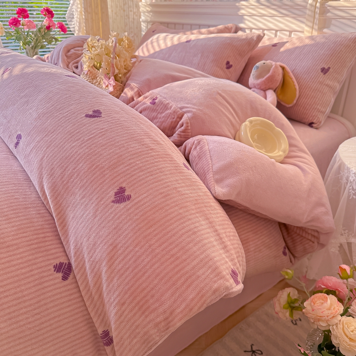 91家纺网 家纺一手货源 找家纺 韩巢家纺 2025新款高克重印花牛奶绒床品四件套 条纹爱心