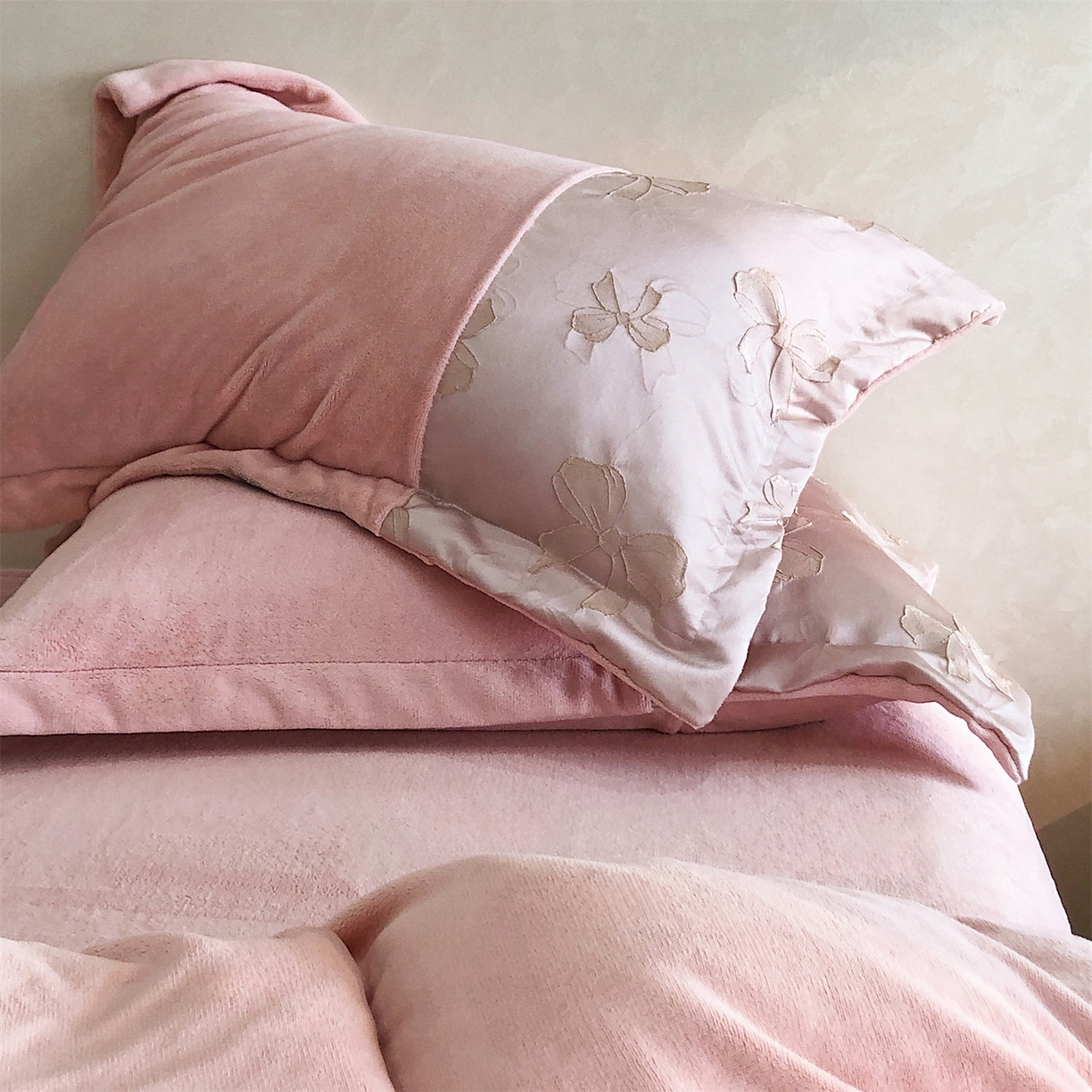 91家纺网 家纺一手货源 找家纺 （总）换种生活 2025新款A类浮雕牛奶绒刺绣四件套