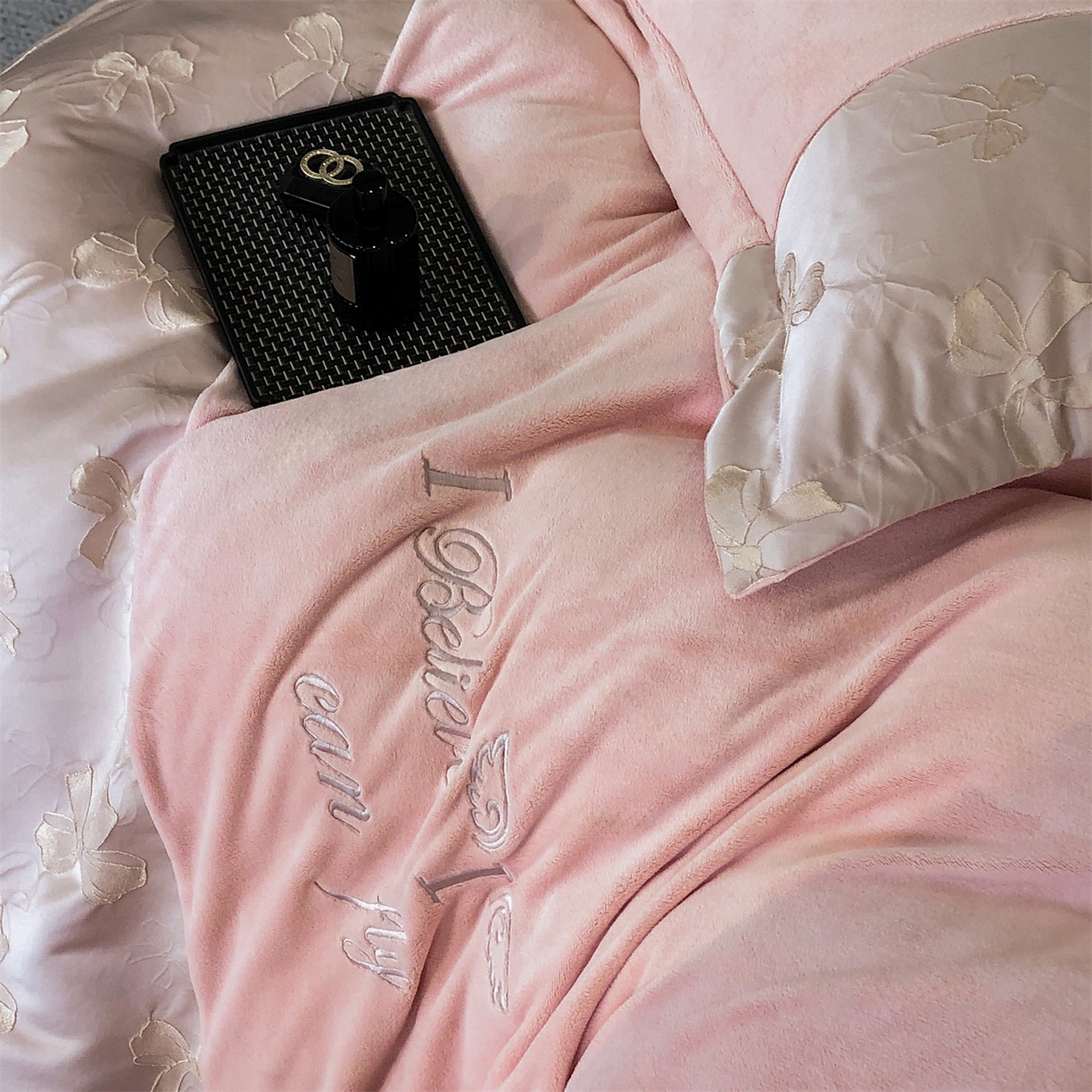 91家纺网 家纺一手货源 找家纺 （总）换种生活 2025新款A类浮雕牛奶绒刺绣四件套