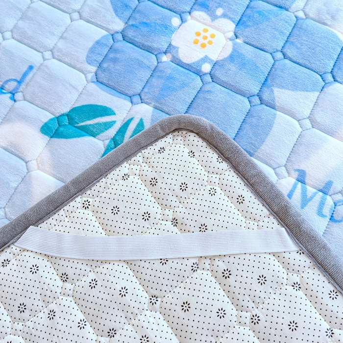 91家纺网 家纺一手货源 找家纺 雅萱家纺 2025新款牛奶绒夹棉印花床垫学生图 绒床垫-花簇甜憩蓝色