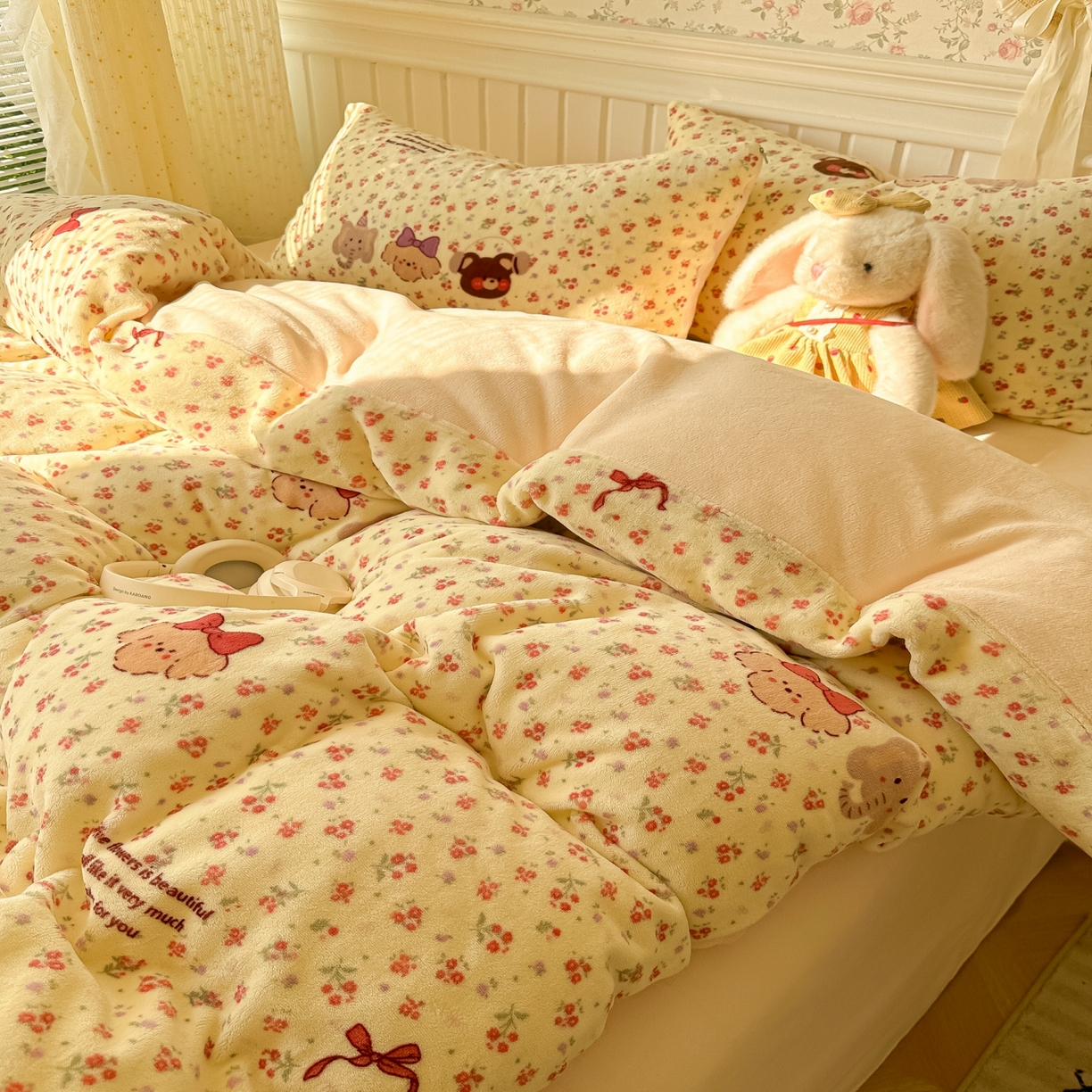 91家纺网 家纺一手货源 找家纺 韩巢家纺 2025新款高克重印花牛奶绒床品四件套 动物乐园