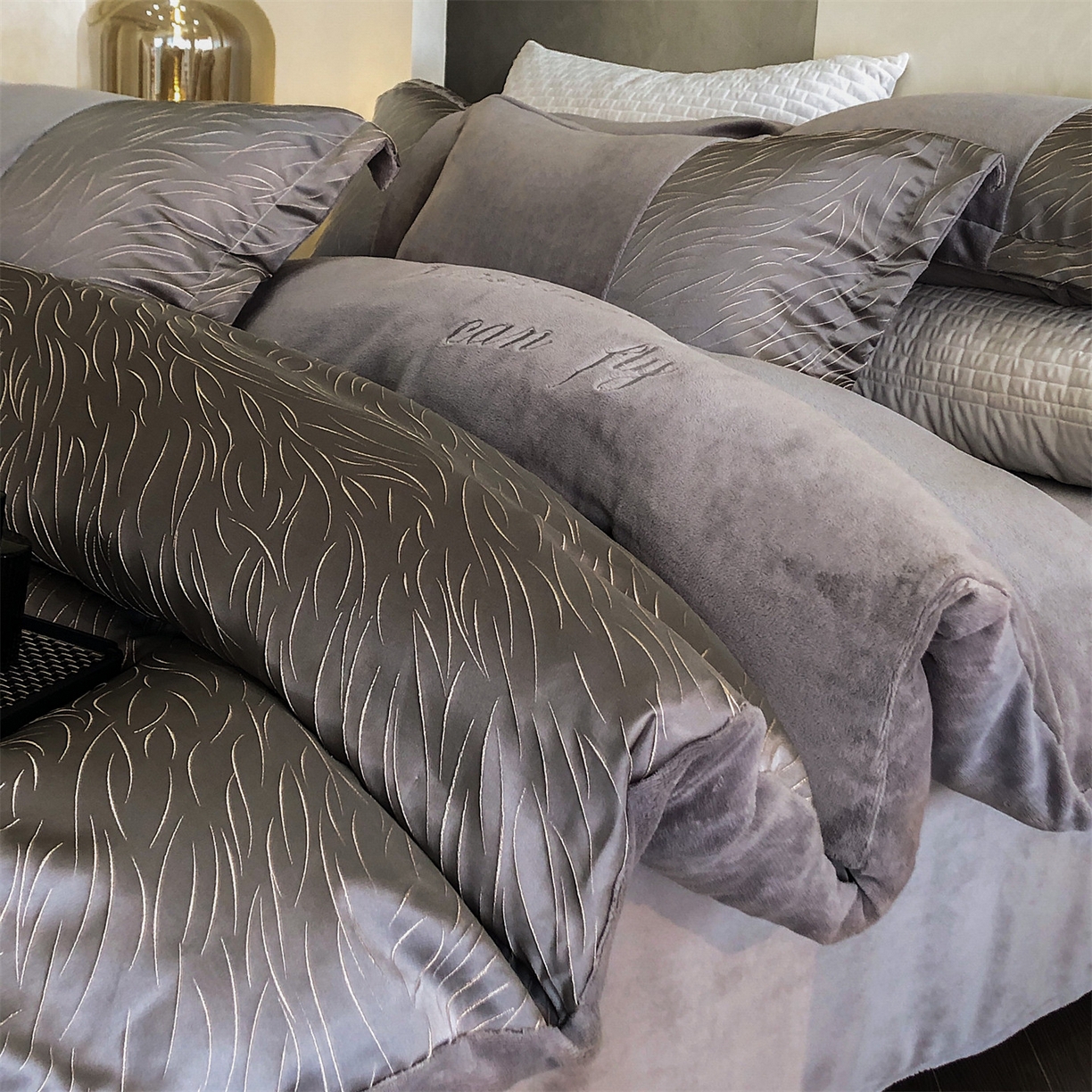 91家纺网 家纺一手货源 找家纺 （总）换种生活 2025新款A类浮雕牛奶绒刺绣四件套